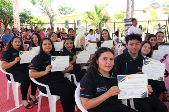 42 jóvenes se graduaron hoy en la 𝐄𝐬𝐜𝐮𝐞𝐥𝐚 𝐝𝐞 𝐃𝐞𝐬𝐚𝐫𝐫𝐨𝐥𝐥𝐨 𝐇𝐮𝐦𝐚𝐧𝐨 en Zacatecoluca