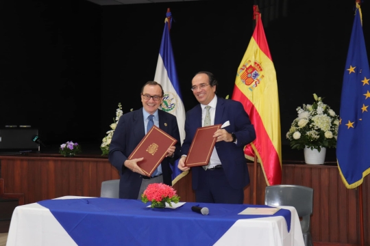 La Cooperación Española fima convenio con la UCA para programa de prácticas académicas y horas sociales