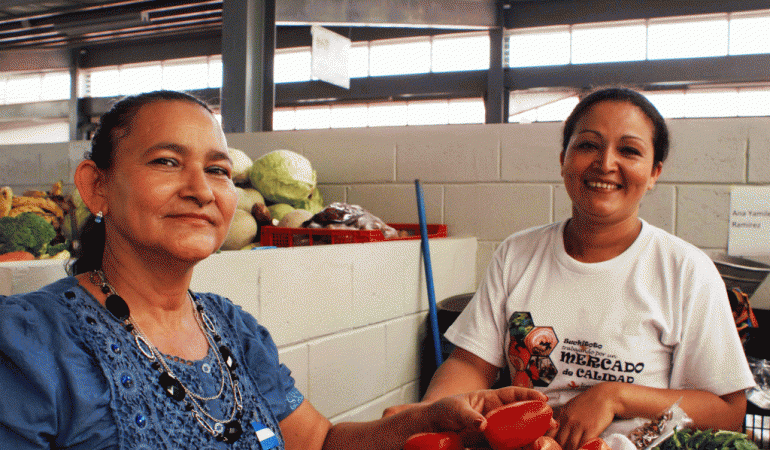 Vendedoras más empoderadas ofrecen mejores servicios en el mercado recién remodelado de Suchitoto