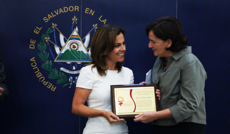 El Gobierno de El Salvador entrega la medalla al mérito diplomático a África Sanchis, responsable de programas de género de la AECID en El Salvador