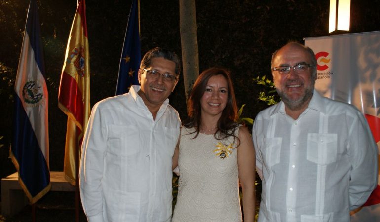 La Embajada de España en El Salvador entrega a la salvadoreña Claudia Aguilar la Cruz de Oficial de la Orden de Isabel la Católica