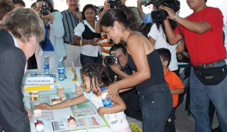 Doce familias del centro histórico de San Salvador concluyen la construcción de sus nuevas viviendas