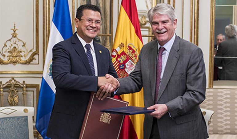 El ministro de Asuntos Exteriores y de Cooperación recibe a su homólogo de El Salvador