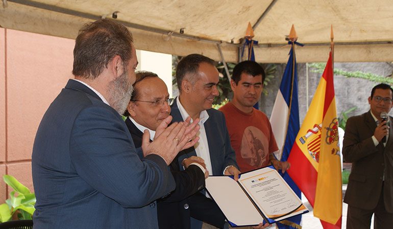 MOP recibe de la Unión Europea y la Cooperación Española un certificado simbólico de los resultados del proyecto de apoyo al Programa Caminos Rurales
