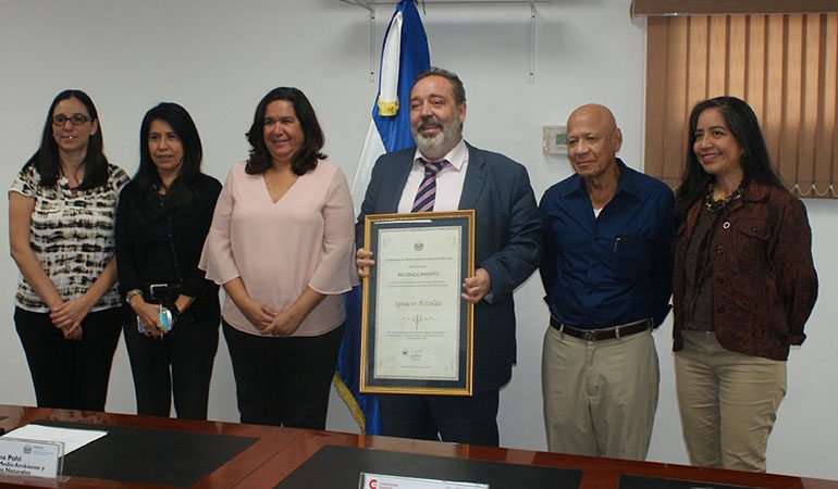 MARN entrega reconocimiento a Ignacio Nicolau, Coordinador General de la Cooperación Española en El Salvador (AECID)