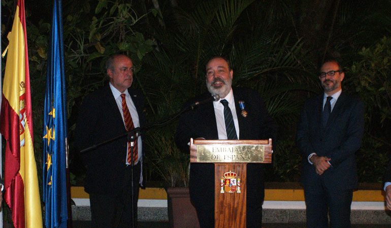 Embajador de España otorga Condecoración de la Cruz de Oficial de la Orden del Mérito Civil al Coordinador General de AECID Ignacio Nicolau