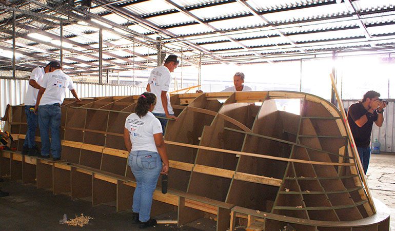 Jóvenes de la zona costera de El Salvador se capacitan en la construcción de un nuevo modelo de embarcación para la pesca artesanal.