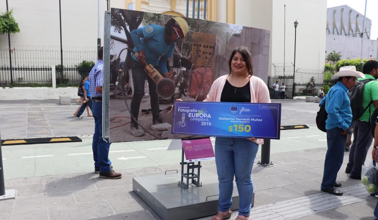 Fotografía en la Escuela de Desarrollo Humano en Zacatecoluca recibe mención honorífica por la UE