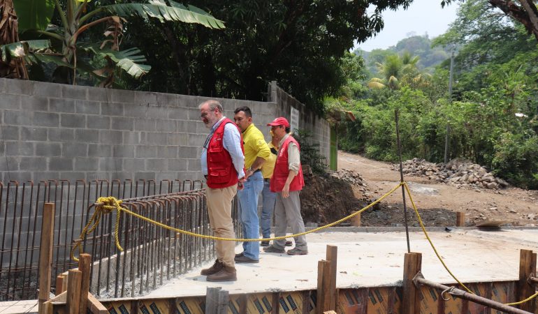 Visita de seguimiento del proyecto «Mejoramiento de calle Circunvalación, comunidad Santa Marta, municipio de Victoria, en Cabañas»