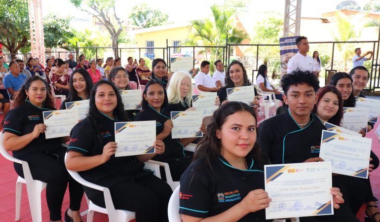 42 jóvenes se graduaron hoy en la 𝐄𝐬𝐜𝐮𝐞𝐥𝐚 𝐝𝐞 𝐃𝐞𝐬𝐚𝐫𝐫𝐨𝐥𝐥𝐨 𝐇𝐮𝐦𝐚𝐧𝐨 en Zacatecoluca